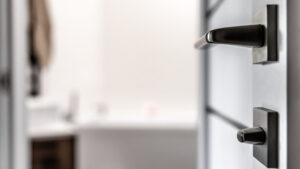 Rénovation ou construction : quelle porte palière en bois choisir ?